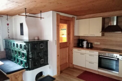 Wohnküche mit Holzkachelofen