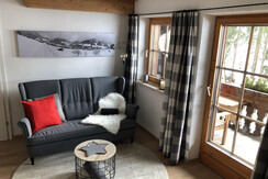 Couch mit Blick auf Balkon von Wohnung 2