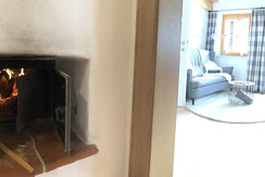Blick in Wohnzimmer mit Kaminfeuer
