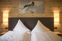 Doppelbett mit Bild Apartment 3