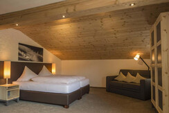 Doppelbett großzügiges Zimmer