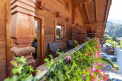 Balkon mit Balkonblumen