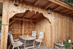 Haus Frei-Nagele_Alpbachtal_Laube auf der Terrasse