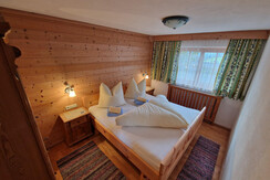 Haus Frei-Nagele_Alpbachtal_Zimmer mit Doppelbett