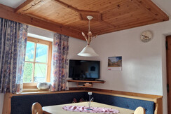 Haus Frei-Nagele_Alpbachtal_Essecke mit TV