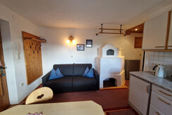 Haus Frei-Nagele_Alpbachtal_Sofa in der Wohnküche