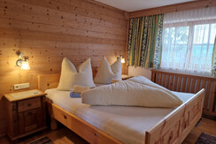 Haus Frei-Nagele_Alpbachtal_Zimmer mit Doppelbett