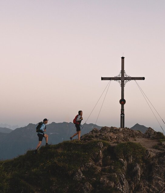 Paar am Berg Wandern Abendstimmung Gipfelsieg Sonn