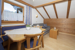 Wohnküche mit Essecke und Schlafcouch