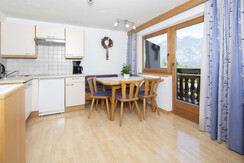 Wohnküche mit Essecke und Küchenblock