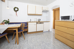 Wohnküche mit Essecke und Küchenblock