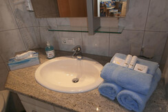 Waschbecken mit Handtücher