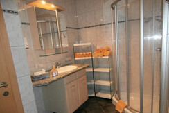 Badezimmer mit Dusche