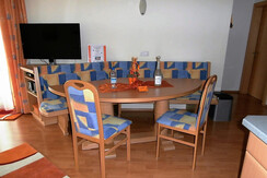 Esstisch mit Sitzbank