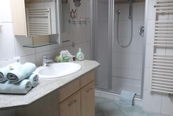Badezimmer mit Duschnische