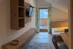 Wohnzimmer mit TV Wand