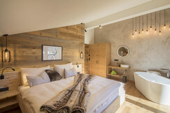 Schlafzimmer inkl. freistehender Badewanne