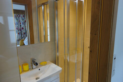 Haus Thomas_Alpbach_Zimmer 1_Badezimmer Dusche