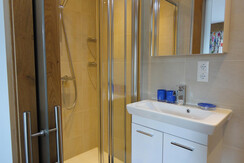 Haus Thomas_Alpbach_Zimmer 2_Badezimmer mit Dusche