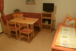 Sonnwendjochblick Esstisch und Couch o. Zusatzbett