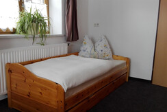 Im Schlafzimmer noch ein Einzelbett
