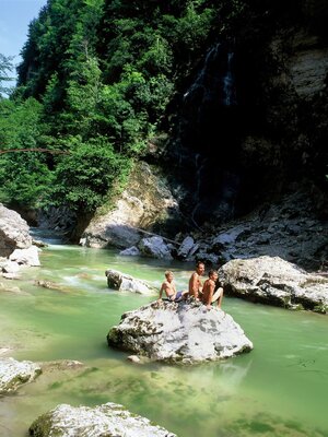 Abkühlung in der Brandenberger Ache | © Alpbachtal Tourismus