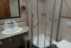 Zirbenholz Zimmer Bad