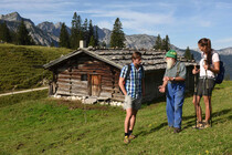Wanderer-mit-Einheimischen-vor-Hütte