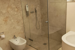 Dusche-Bidet-Badewanne