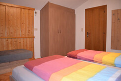 Mit großen Kleiderschrank