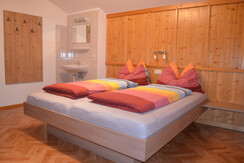 Zimmer mit Waschbecken