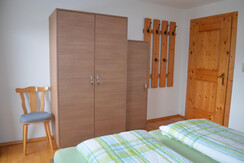 großer Kleiderschrank