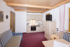 Reither-Kogel-Appartement_Wohnkueche_Landhaus-Grei