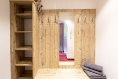 Tirol-Appartement_Vorraum-Garderobe_Landhaus-Greil