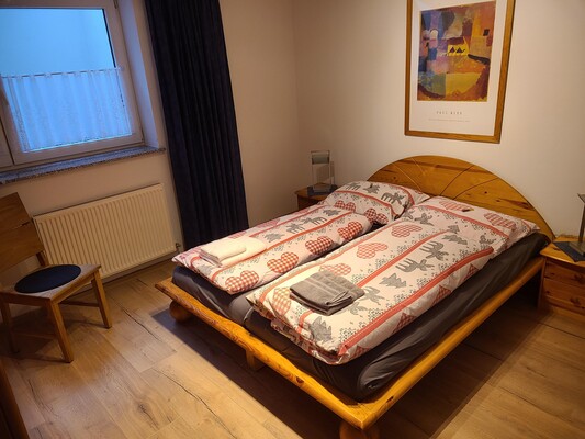 Doppelbett-Schlafzimmer