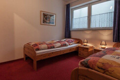 schlafzimmer_mit_2_einzelbetten (1)