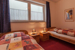 schlafzimmer_mit_2_einzelbetten