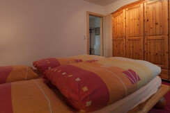 schlafzimmer_mit_doppelbett (1)