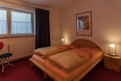 schlafzimmer_mit_doppelbett