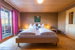 Schlafzimmer mit Doppelbett