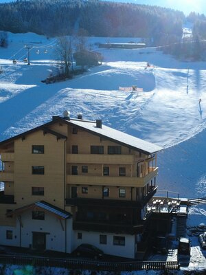 Außenansicht Winter mit Skipiste