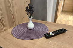 Tisch und Sitzgelegenheit direkt im Zimmer