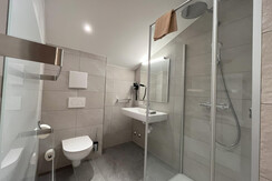 Badezimmer mit Dusche und WC