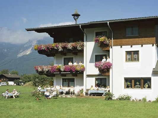 Außenansicht mit Garten | © Michaelerhof