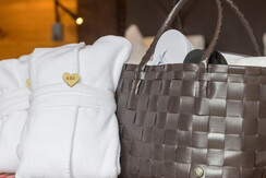 Wellnesstasche und Bademantel mit Herzen