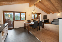 natural__deluxe_apartment_alpbach_essbereich