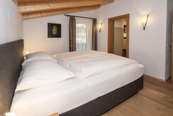 natural__deluxe_apartment_alpbach_schlafzimmer (1)