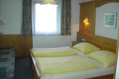 Dreibettzimmer mit Frühstücksbuffet