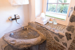 Zirbenchalet_ Badezimmer mit Naturstein_ Rosenhof