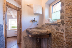 Zirbenchalet_ Badezimmer_ Naturstein_ Rosenhof